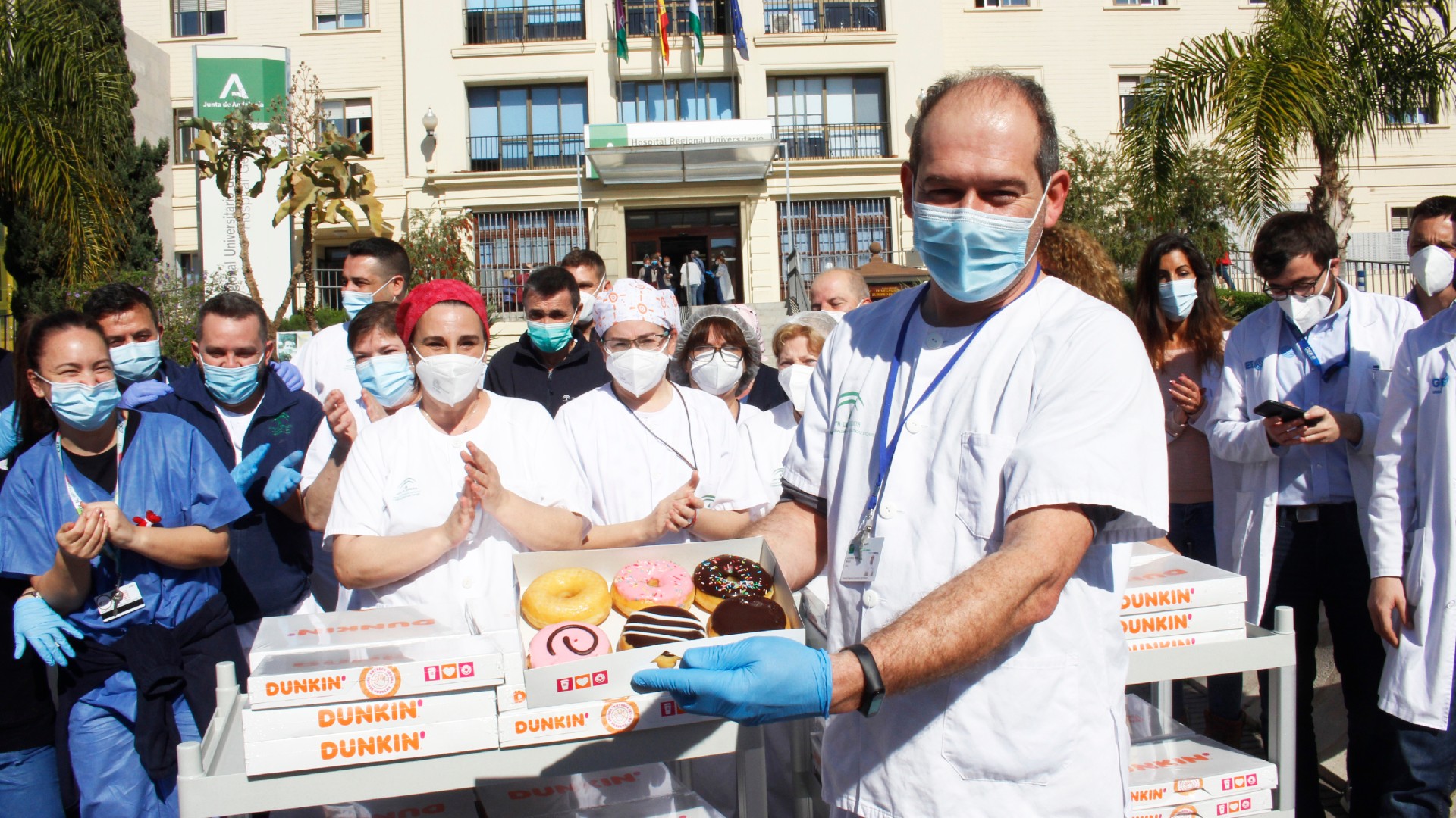 Entregamos más de medio millar de Dunkins a los sanitarios en agradecimiento